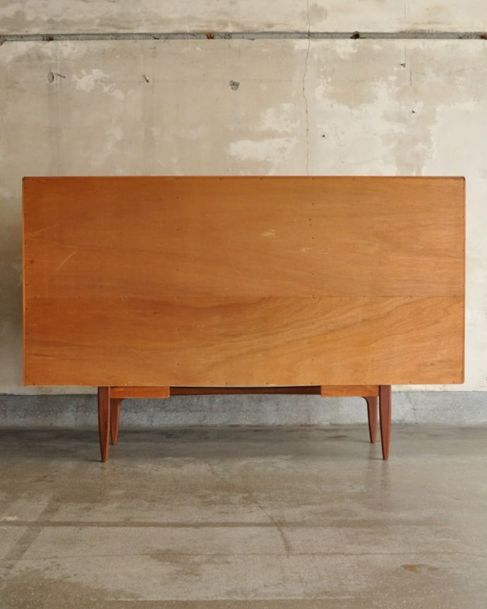 サイドボードの後ろ姿