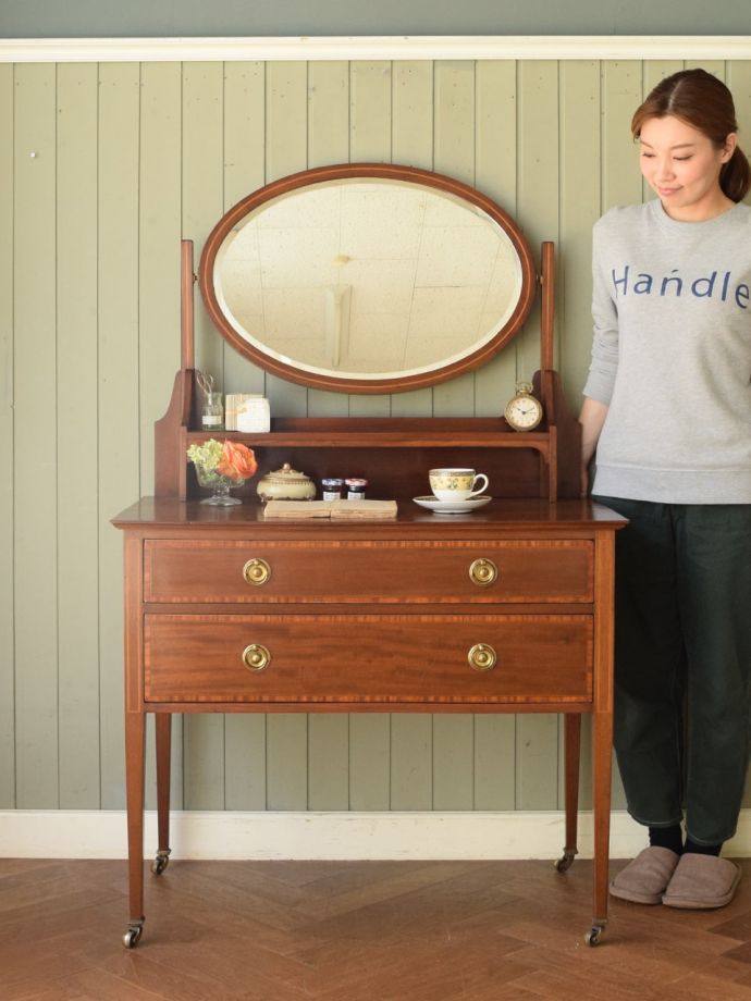 英国アンティークのドレッサー