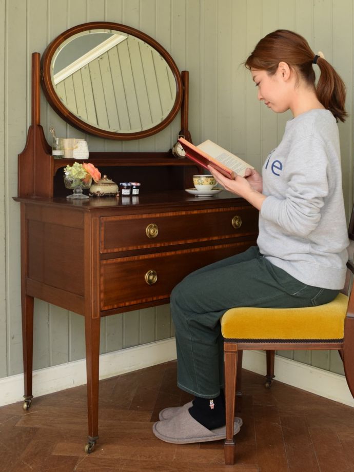 便利に使えるアンティークのドレッサー