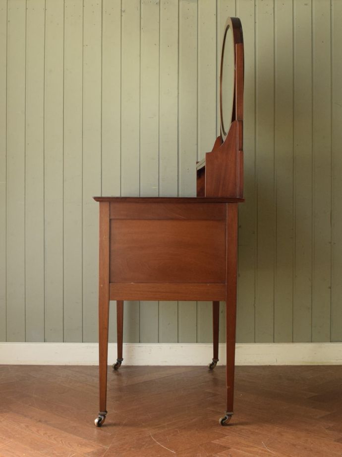 ドレッサーの側面