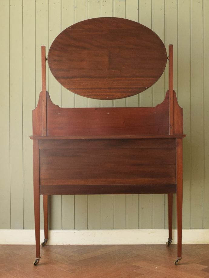 ドレッサーの後ろ姿