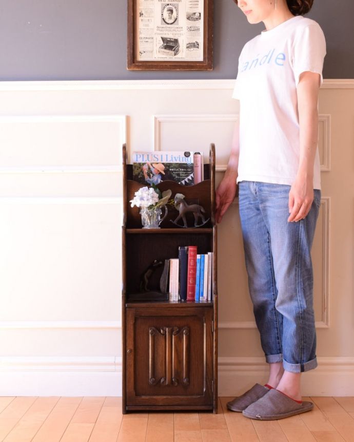 マガジンラック アンティーク家具 アンティーク マガジンラック マガジンラックと本棚が一緒になった英国家具オープンタイプの本棚の上にマガジンラックが付いた便利なアンティーク家具。(k-2805-f)