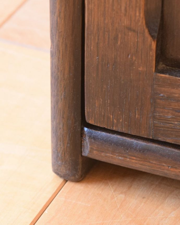 マガジンラック アンティーク家具 アンティーク マガジンラック 女性1人でラクラク運べちゃう仕掛けHandleのアンティークは、脚の裏にフェルトキーパーをお付けしています。(k-2805-f)