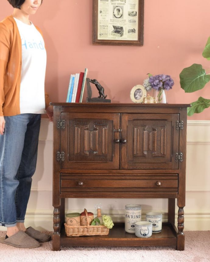 アンティークのチェスト アンティーク家具 アンティーク カップボードチェスト 引き出しと扉、両方の収納が付いた便利な家具もともとベッドサイドに置いてカップ&ソーサーを収納するために作られたカップボードチェスト。(k-2806-f)