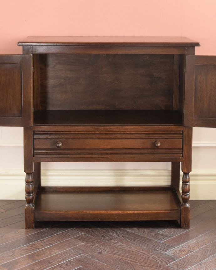 アンティークのチェスト アンティーク家具 アンティーク カップボードチェスト 扉の中はこんな感じ 修復しました扉の中の収納はこんな感じになっています。(k-2806-f)