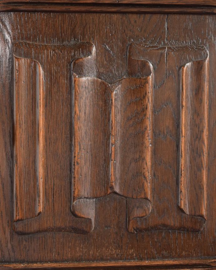 アンティークのチェスト アンティーク家具 アンティーク カップボードチェスト 惚れ惚れするような美しさとっても堅い無垢材に一体どうやって彫っていったんでしょう?アンティークらしく細かい彫りを眺めているだけでうっとりしてしまいます。(k-2806-f)