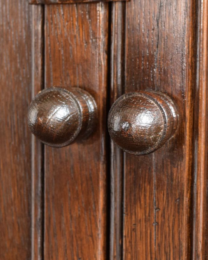 アンティークのチェスト アンティーク家具 アンティーク カップボードチェスト 開ける度になんだかワクワク取っ手のデザインにもこだわりが。(k-2806-f)