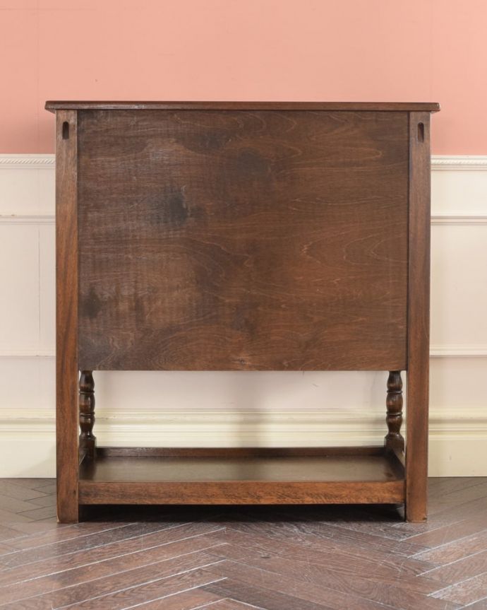 アンティークのチェスト アンティーク家具 アンティーク カップボードチェスト 後ろ姿にも自信がありますアンティークは新品ではないので経年変化によるキズはありますが、専門の職人が修復したので後ろ姿までキレイです。(k-2806-f)