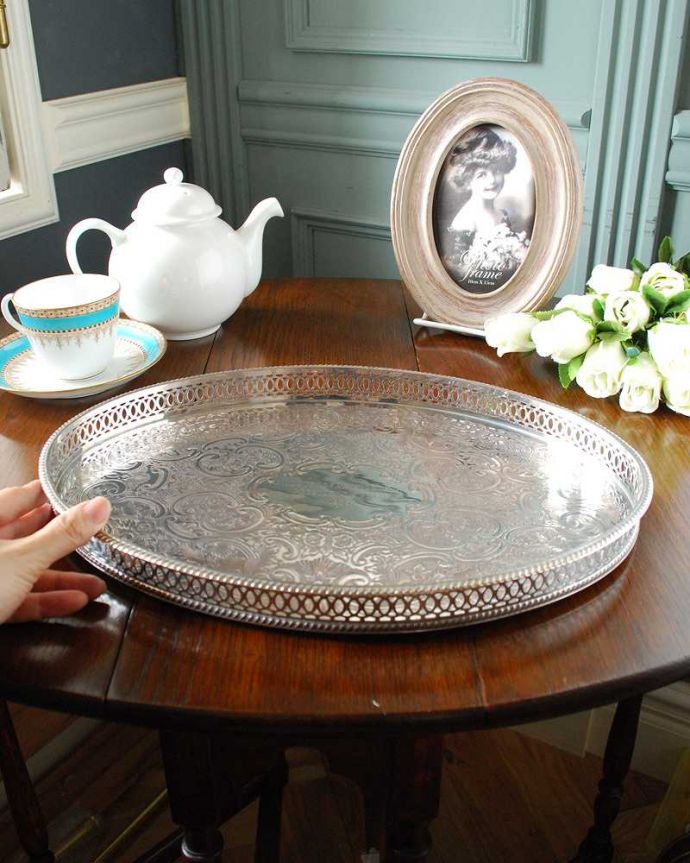 アンティーク 真鍮の雑貨 アンティーク雑貨 日常使いできる本格英国アンティーク、高級感溢れるシルバートレー(プレート)。たっぷり乗せれる大きめサイズいろんなもの乗せて使える大きなトレイ。(k-2807-z)