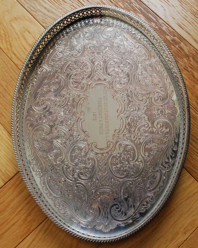 アンティーク 真鍮の雑貨 アンティーク雑貨 日常使いできる本格英国アンティーク、高級感溢れるシルバートレー(プレート)。上から見るとこんな感じですアンティークなので多少のキズ・汚れがある場合がありますが、使用上問題はありませんので、ご了承下さい。(k-2807-z)