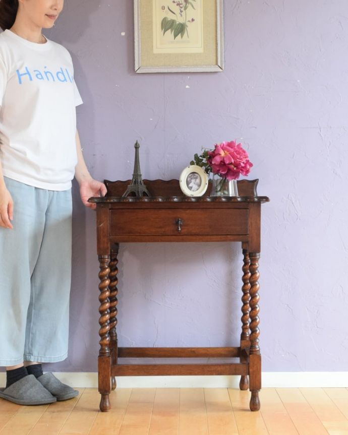 英国アンティークのコンソールテーブル