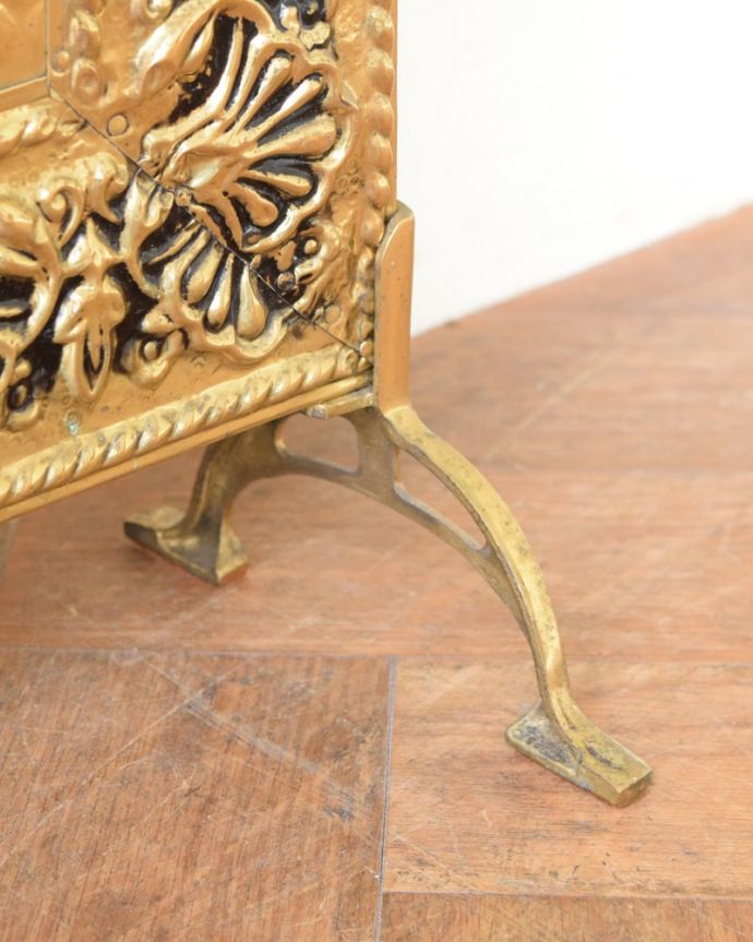 アンティーク家具　アンティーク ファイヤースクリーン　持ち上げなくても移動できます！Handleのアンティークは、脚の裏にフェルトキーパーをお付けしていますので、床を滑らせてれば女性1人でも移動が簡単です。(k-2809-f)