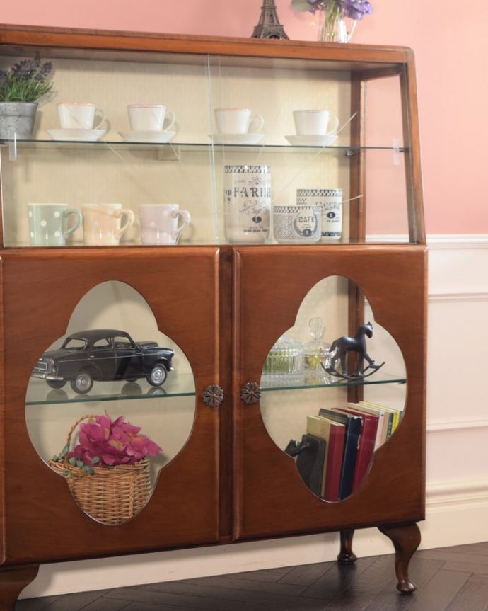 アンティークのキャビネット　アンティーク家具　アンティーク キャビネット　ガラス越しに見るお気に入りの美しさ…光をたっぷり取り入れてくれるガラス扉と棚板。(k-2810-f)