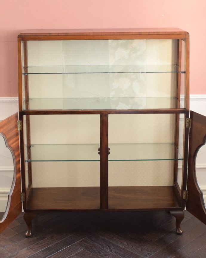 アンティークのキャビネット　アンティーク家具　アンティーク キャビネット　扉を開けて中を見てみましょう職人がキレイに修復して、背板も新しい生地に張替えました。(k-2810-f)