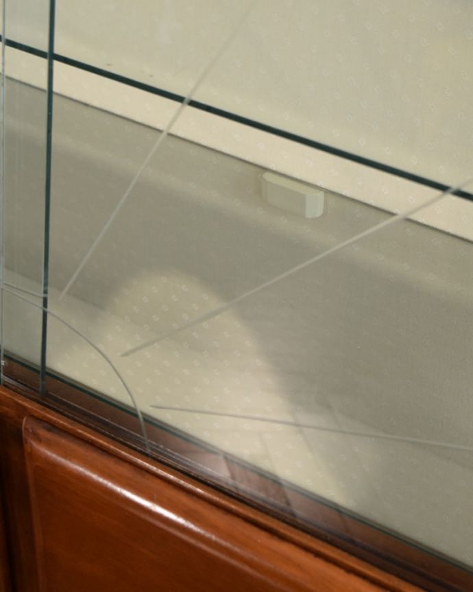 アンティークのキャビネット　アンティーク家具　アンティーク キャビネット　美しい装飾にうっとり…ガラス面の装飾が上品なアクセントに。(k-2810-f)