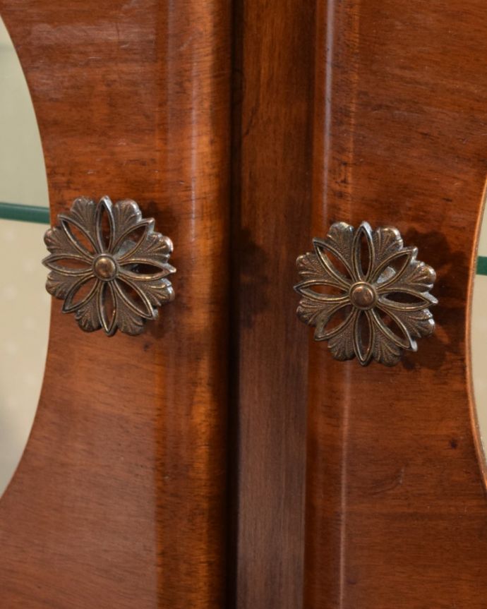 アンティークのキャビネット　アンティーク家具　アンティーク キャビネット　開ける度にワクワク･･･ アンティークらしくカギが取っ手の代わり。(k-2810-f)