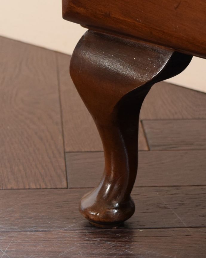 アンティークのキャビネット　アンティーク家具　アンティーク キャビネット　女性１人でもラクラク運べちゃうんですHandleのアンティークは脚の裏にフェルトキーパーをお付けしています。(k-2810-f)