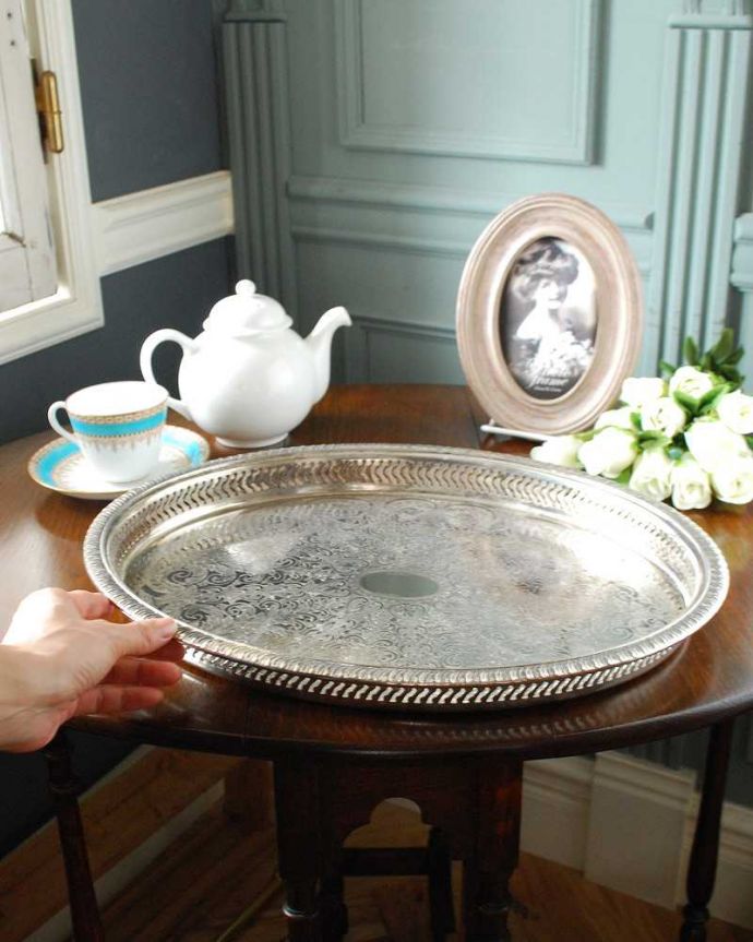 アンティーク シルバー製　アンティーク雑貨　上品な英国アンティーク銀雑貨、繊細な装飾のシルバートレイ（オーバルタイプ）。たっぷり乗せれる大きめサイズいろんなもの乗せて使える大きなトレイ。(k-2810-z)