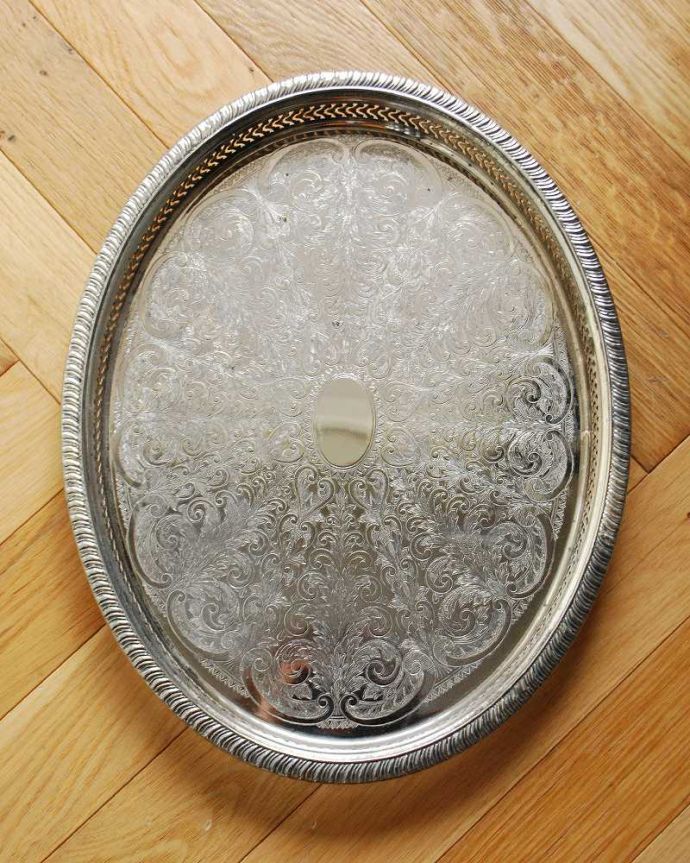 アンティーク シルバー製　アンティーク雑貨　上品な英国アンティーク銀雑貨、繊細な装飾のシルバートレイ（オーバルタイプ）。上から見るとこんな感じですアンティークなので多少のキズ・汚れがある場合がありますが、使用上問題はありませんので、ご了承下さい。(k-2810-z)