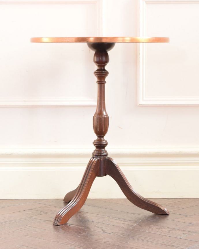 アンティークコーヒーテーブルの側面