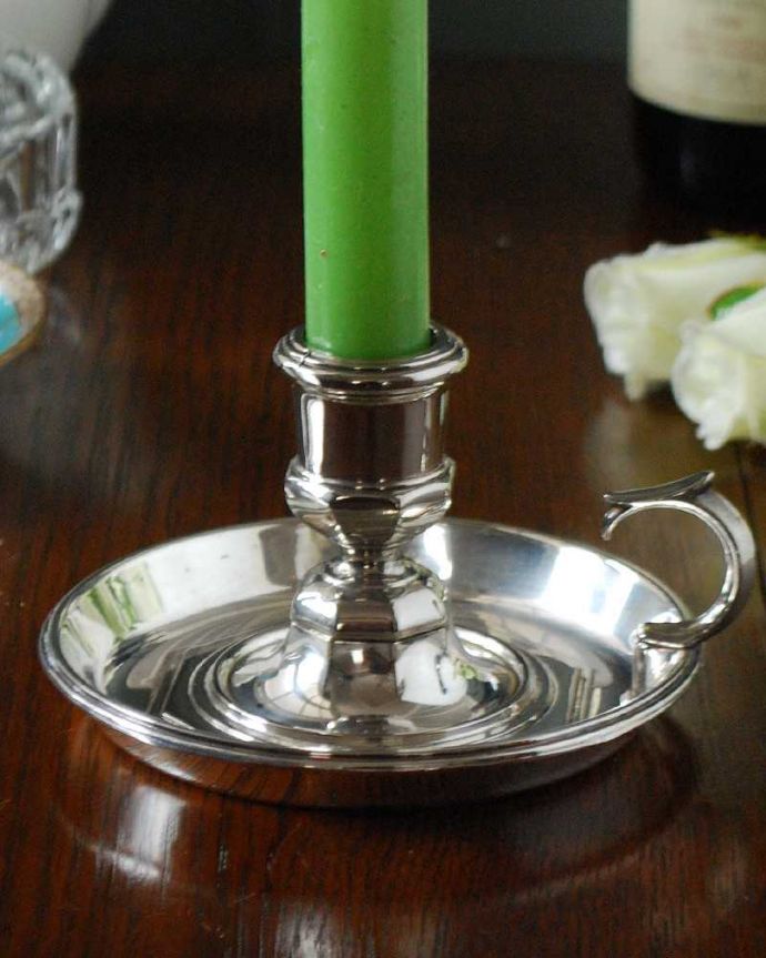 アンティーク 真鍮の雑貨　アンティーク雑貨　英国伝統のアンティークシルバー、持ち手付きの銀のキャンドルスタンド 。ドレッシングセットの必須アイテムでしたもともとはドレッシングセットとしてパフケースと一緒にトレイの上に必ずセッティングされていたキャンドルスタンド。(k-2811-z)