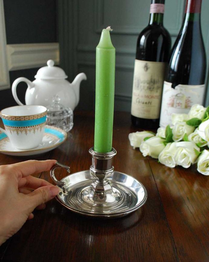 アンティーク 真鍮の雑貨　アンティーク雑貨　英国伝統のアンティークシルバー、持ち手付きの銀のキャンドルスタンド 。癒されるキャンドルの灯りここにキャンドルを挿すだけで、なんだか特別な日に変わります。(k-2811-z)