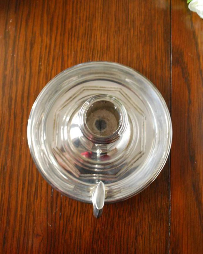 アンティーク 真鍮の雑貨　アンティーク雑貨　英国伝統のアンティークシルバー、持ち手付きの銀のキャンドルスタンド 。上から見るとこんな感じですアンティークなので多少のキズやカケがある場合はありますが、使用上問題はありませんのでご了承下さい。(k-2811-z)