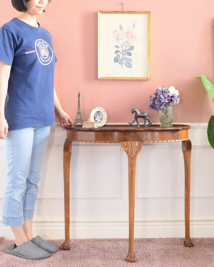 アンティークのテーブル アンティーク家具 アンティーク コンソールテーブル 壁にピタッと付けるだけで出来るおしゃれコーナーハーフムーン型のコンソールテーブルは見せる場所を作ってくれる最強のアンティーク家具。(k-2812-f)