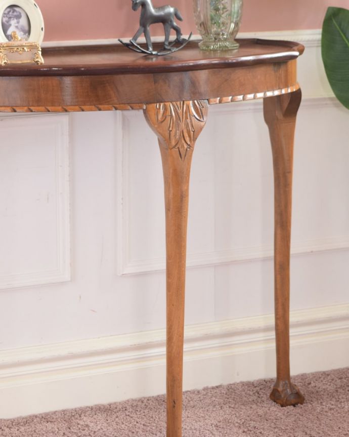 アンティークのテーブル アンティーク家具 アンティーク コンソールテーブル 美しいデザインが印象的実用性を求めない見せ場を作ってくれるコンソールは、何より見た目が重要。(k-2812-f)