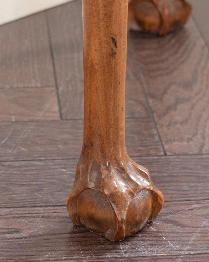 アンティークのテーブル アンティーク家具 アンティーク コンソールテーブル 持ち上げなくても移動できます!Handleのアンティークは、脚の裏にフェルトキーパーをお付けしていますので、床を滑らせてれば女性1人でも移動が簡単です。(k-2812-f)