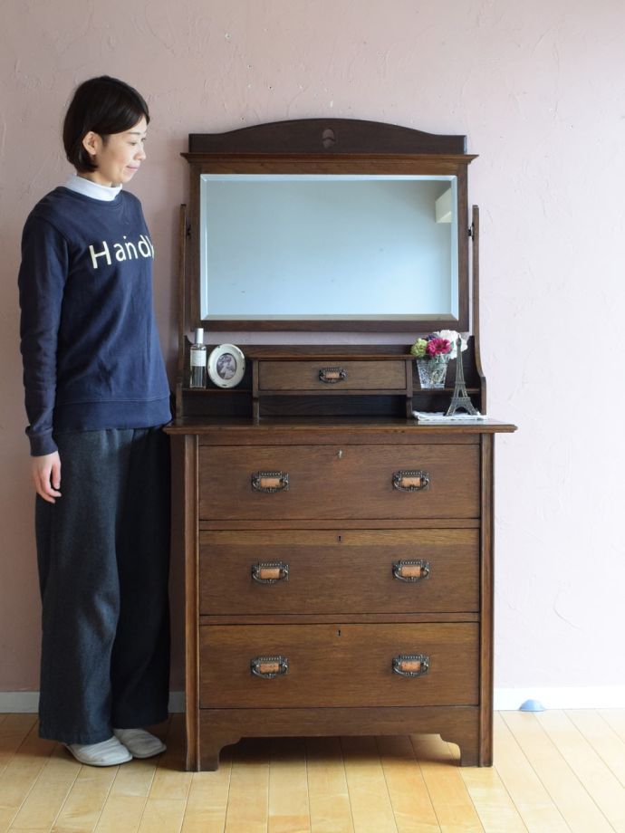 英国アンティークのドレッサー