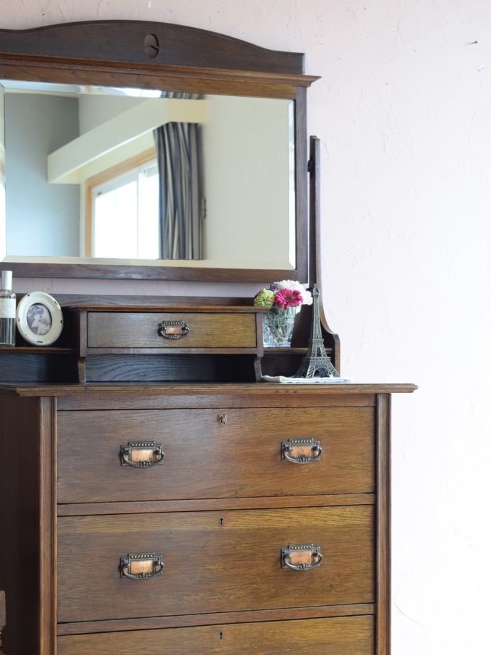 ドレッサーの美しい杢目