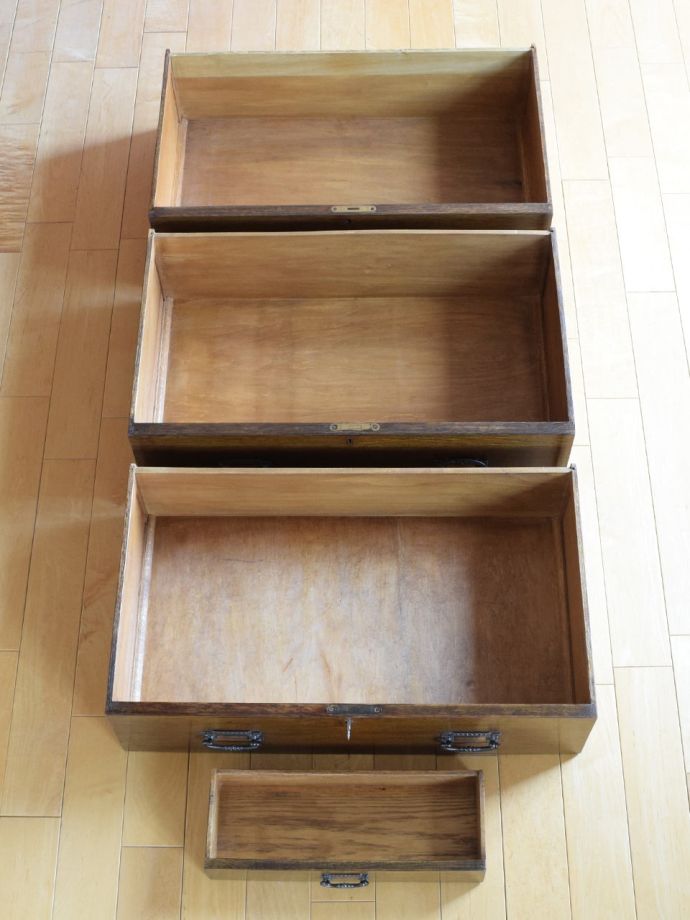 ドレッサーの引き出しの中