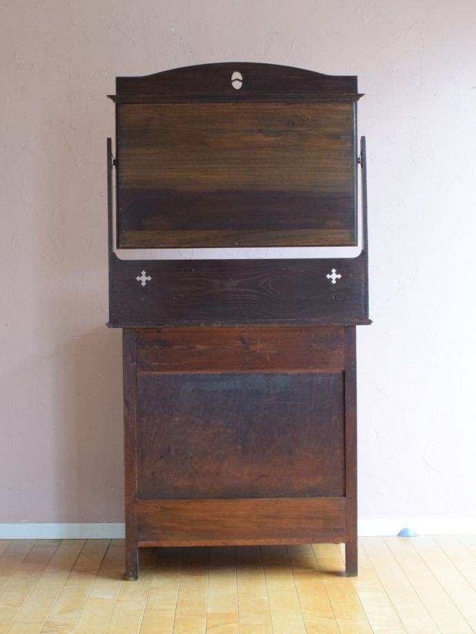 ドレッサーの後ろ姿