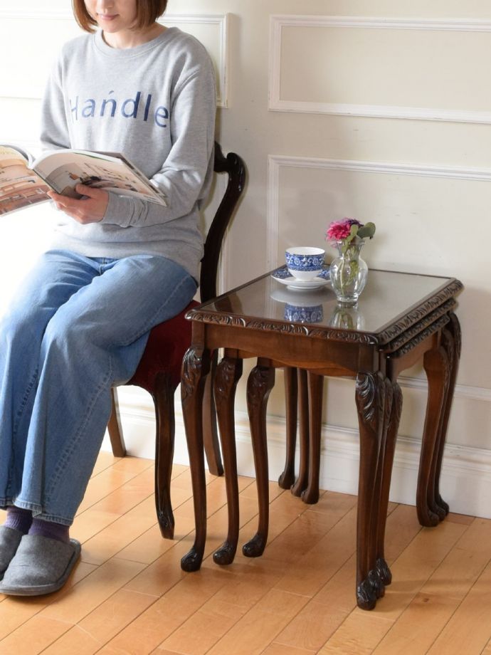 英国スタイルのアンティークテーブル