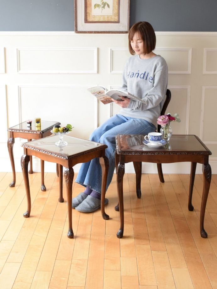 アンティークのネストテーブル