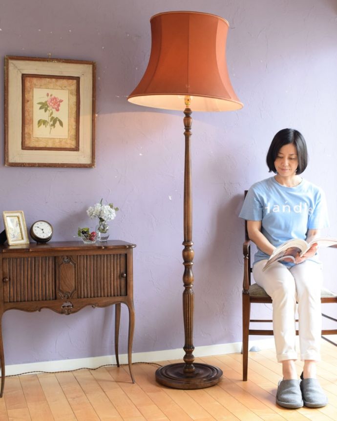 フロアランプの優しい灯り