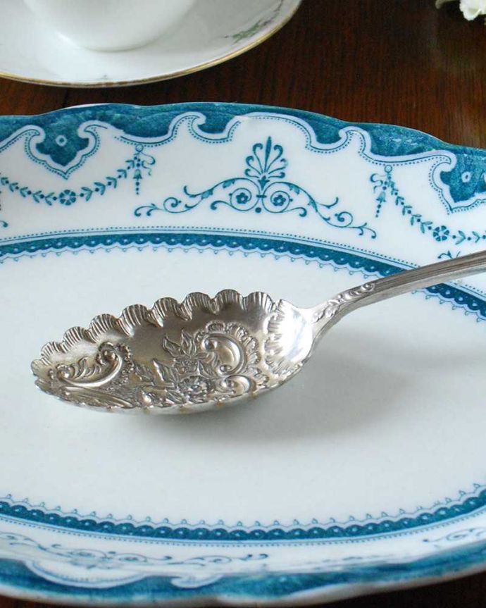 アンティーク 真鍮の雑貨　アンティーク雑貨　英国から届いた銀食器、アンティークのシルバースプーン）。テーブルがパッと華やかに繊細で美しい装飾がたっぷり入っています。(k-2818-z)