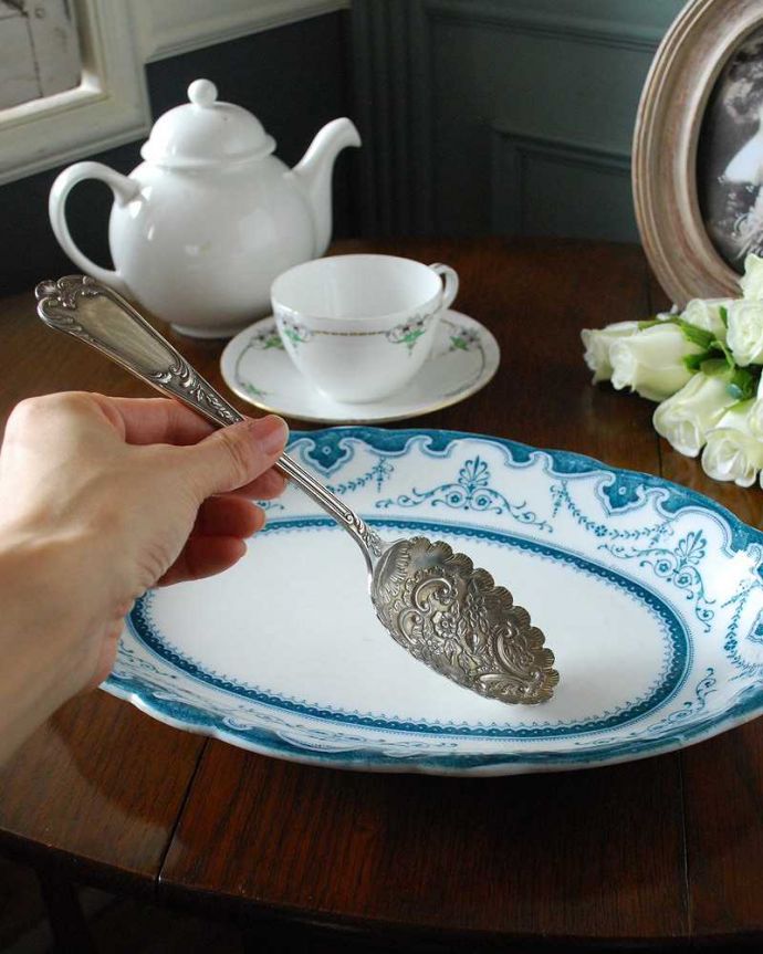 アンティーク 真鍮の雑貨　アンティーク雑貨　英国から届いた銀食器、アンティークのシルバースプーン）。たっぷり乗せれる大きめサイズいろんなもの乗せて使える大きなトレイ。(k-2818-z)