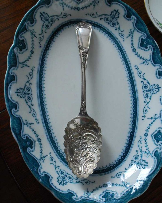 アンティーク 真鍮の雑貨　アンティーク雑貨　英国から届いた銀食器、アンティークのシルバースプーン）。上から見るとこんな感じですアンティークなので多少のキズ・汚れがある場合がありますが、使用上問題はありませんので、ご了承下さい。(k-2818-z)