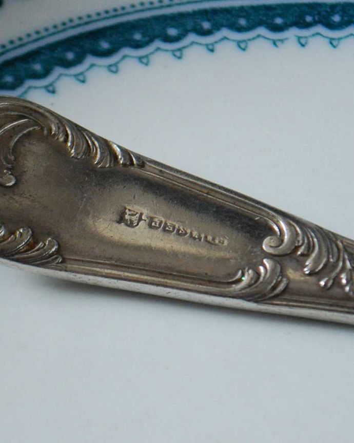 アンティーク 真鍮の雑貨　アンティーク雑貨　英国から届いた銀食器、アンティークのシルバースプーン）。裏側には品質の証ホールマークが付いていました。(k-2818-z)