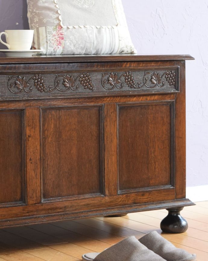 ブランケットボックス・収納ボックス　アンティーク家具　アンティーク ブランケットボックス　アンティークらしい彫りの美しさが魅力豪華な彫りの美しさがアンティークらしい雰囲気。(k-2819-f)