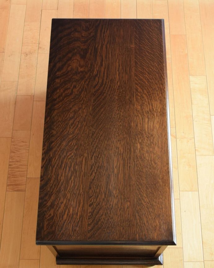 ブランケットボックス・収納ボックス　アンティーク家具　アンティーク ブランケットボックス　天板もピカピカに仕上げました一番目立つ場所だから、修復の時、天板もキレイに仕上げました。(k-2819-f)