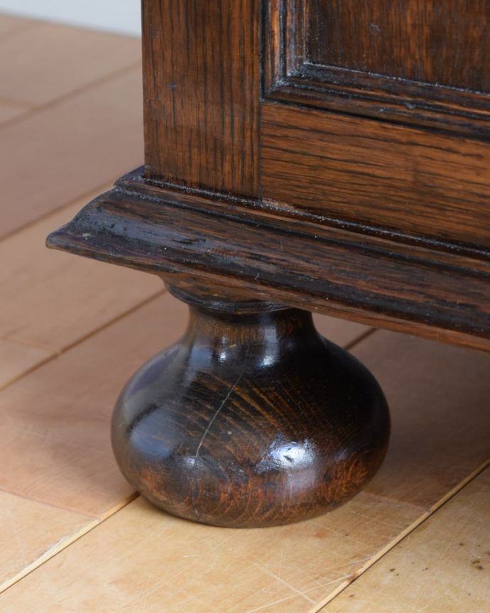 ブランケットボックス・収納ボックス　アンティーク家具　アンティーク ブランケットボックス　女性1人でラクラク運べちゃう仕掛けHandleのアンティークは、脚の裏にフェルトキーパーをお付けしています。(k-2819-f)