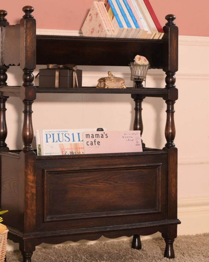 マガジンラック アンティーク家具 アンティーク ブックシェルフ。ちょっと置いておきたい…をキレイに収納新聞や雑誌など、ついついテーブルの上に置いてしまって雑多に見えるものが、コレさえあればキレイに収納出来てお部屋もスッキリ見えるんです。(k-2820-f)