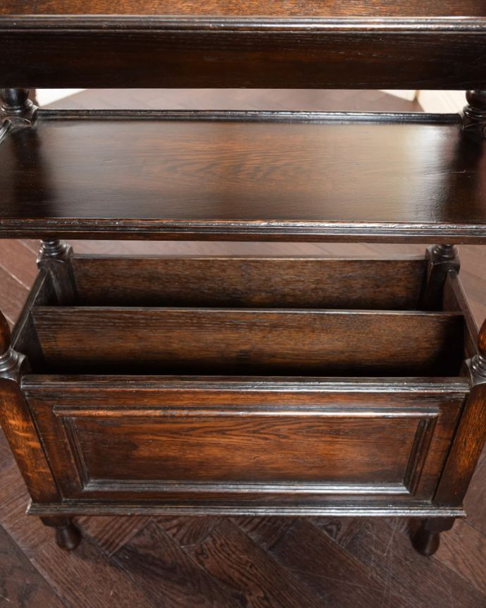 マガジンラック アンティーク家具 アンティーク ブックシェルフ 雑誌を入れる部分もキレイに修復しましたアンティークは新品ではないので経年変化によるキズはありますが、専門の職人がキレイにお直ししました。(k-2820-f)