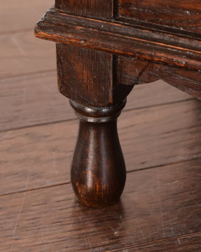 マガジンラック アンティーク家具 アンティーク ブックシェルフ 持ち上げなくても移動ラクラクHandleのアンティーク家具の足の裏にはフェルトキーパーをお付けしています。(k-2820-f)