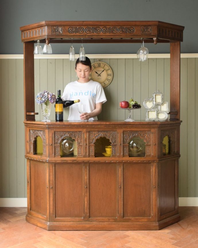 アンティークのキャビネット アンティーク家具 アンティーク カウンター ここに立つだけでバーテンダー気分お酒が好きな方はもちろんジュースを並べてグラスに注ぐだけでワクワクした時間が過ごせちゃう魅惑の家具。(k-2821-f)