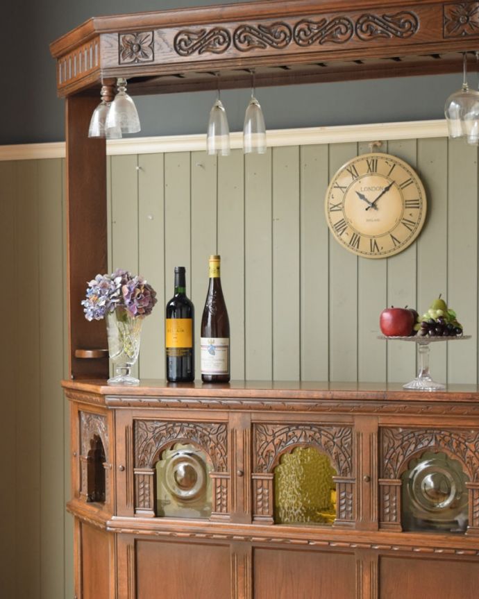 アンティークのキャビネット アンティーク家具 アンティーク カウンター 高級感のある彫りと木目が英国気分を盛り上げます英国のアンティーク家具らしい彫が一番の魅力。(k-2821-f)