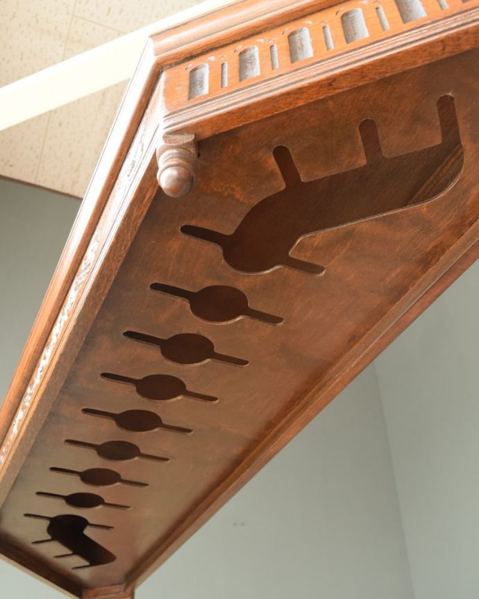 アンティークのキャビネット アンティーク家具 アンティーク カウンター 憧れのグラスホルダーカウンターの上にはガラスを掛けたまま収納できるホルダーまで。(k-2821-f)